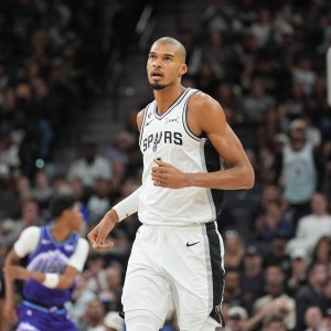 星空体育app-根本找不到筐！文班亚马篮下干扰 米西连续两次离谱出手